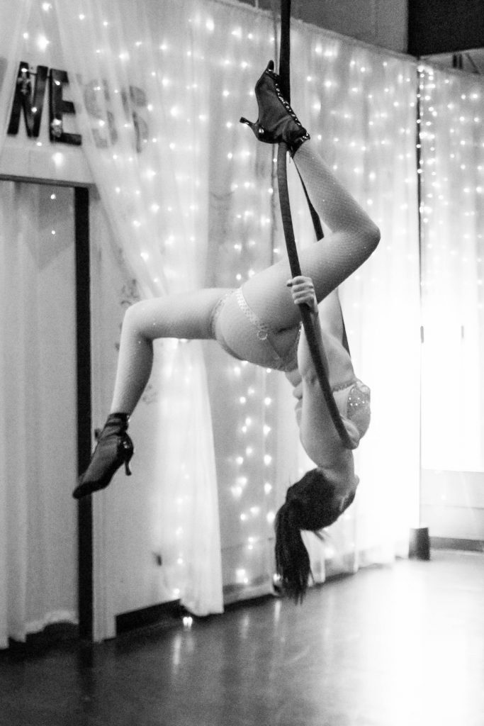 Learn tricks on aerial hoop in lyra class